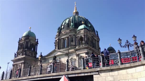 Turistas en un puente frente a la catedral de Berlín en Berlín, Alemania — Vídeo de stock