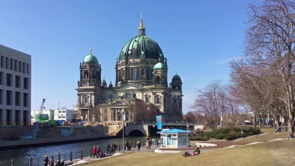 Turistas en Spree Riverside en frente de la Catedral de Berlín en Berlín, Alemania — Vídeo de stock