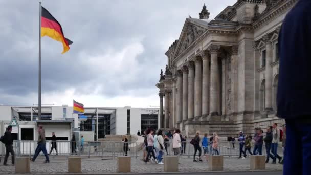 Turisté na Segway transportérů v budově Reichstagu v Berlíně, Německo — Stock video
