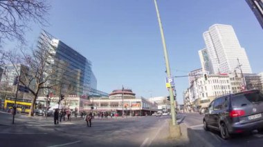 Zaman atlamalı trafik ve kışın Berlin'deki ünlü Kranzler Eck turist