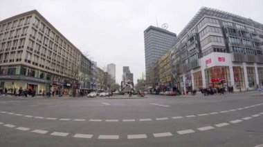 Zaman atlamalı: Trafik Kurfuerstendamm Berlin Kudamm adlı cadde üzerinde