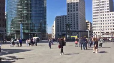 Zaman atlamalı yürüme ünlü Potsdamer Platz de Berlin bahar