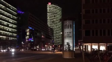 Berlin, Almanya - 29 Mart 2018: Zaman atlamalı: Potsdamer Platz de Berlin gece trafik