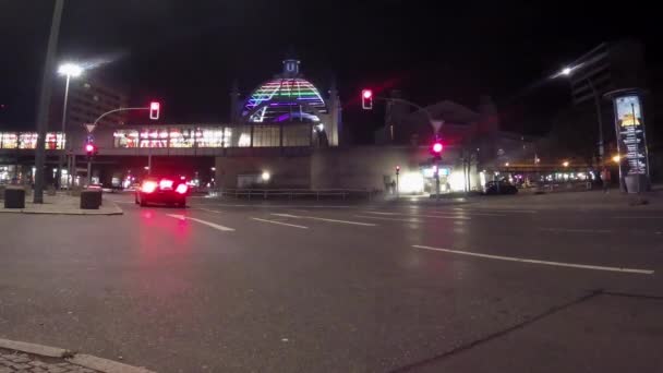 Время: трафик на станции метро "Ноллендорф" в Берлине, Германия ночью — стоковое видео