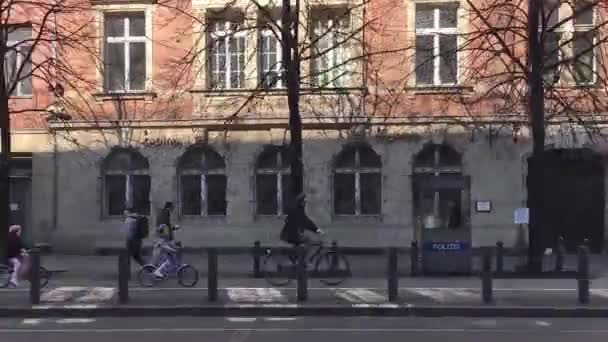 Time Pan Shot, Walk In Fabburger Straße Street в Берлине, Германия — стоковое видео