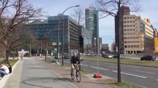 Časosběrné chůze od Kulturforum na Potsdamer Platz v Berlíně na jaře — Stock video