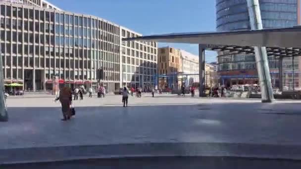 Časosběrné chůze na slavné Potsdamer Platz v Berlíně na jaře — Stock video