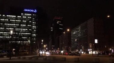 Zaman atlamalı: Potsdamer Platz de Berlin gece trafik
