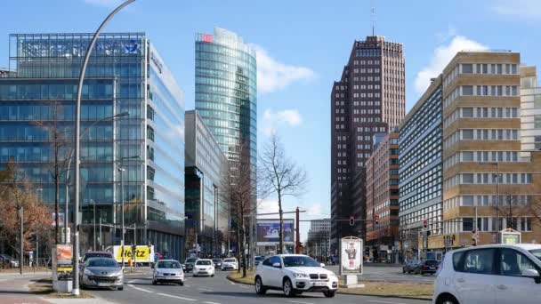 Trafik nära Potsdamer Platz I Berlin, Tyskland — Stockvideo