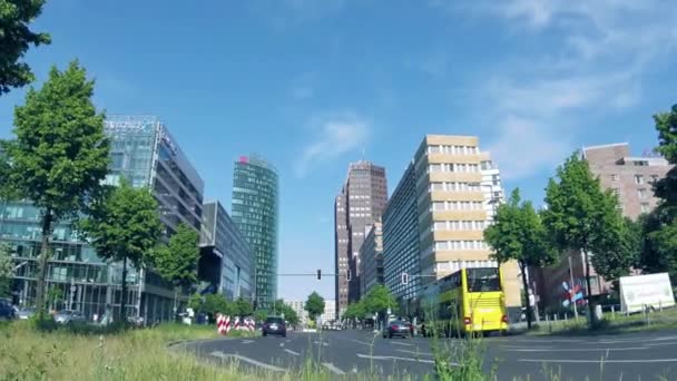 Fish-Eye tidsfördröjning: Trafik nära Potsdamer Platz i Berlin, Tyskland, zooma ut — Stockvideo