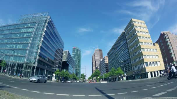 Upływ czasu rybie oko: Ruchu w pobliżu Potsdamer Platz w Berlinie, Niemcy — Wideo stockowe