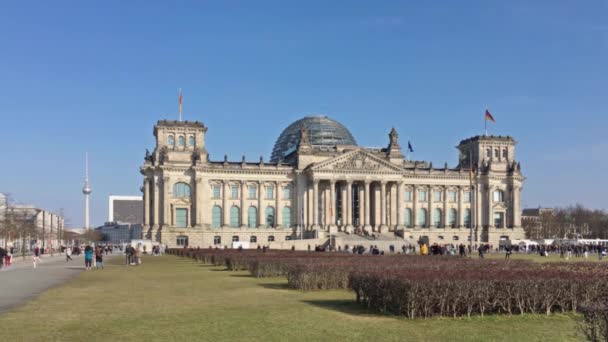 Turistas frente al edificio del Parlamento del Reichstag de Berlín — Vídeo de stock