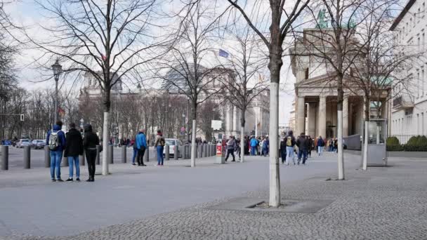 Turistas en la Puerta de Brandeburgo con el Reichstag en segundo plano en Berlín, Alemania — Vídeos de Stock