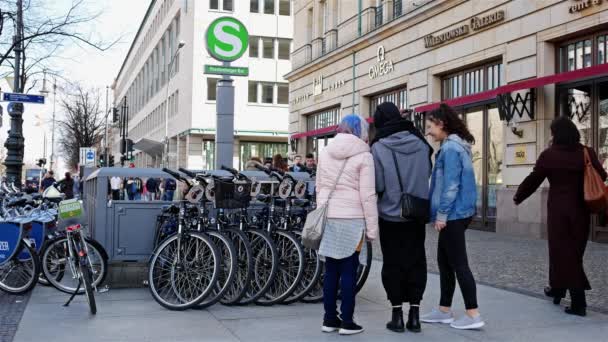 Almanya 'nın başkenti Berlin' deki Unter den Linden 'deki Brandenburg Kapısı İstasyonu' nda turistler — Stok video