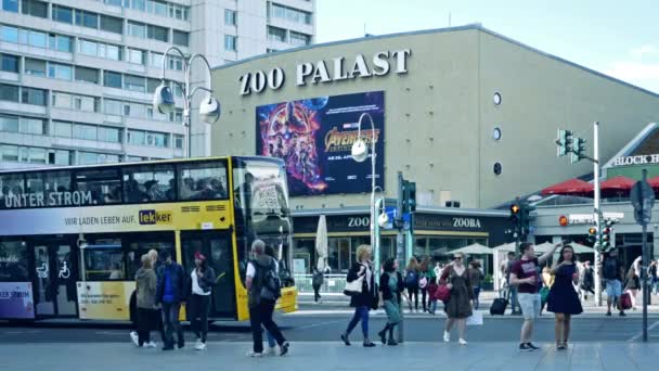 Traffico e turisti al famoso cinema Zoopalast a Berlino, Germania — Video Stock