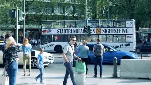 Τουρίστες στα φώτα τροχαίας στη διάσημη Kudamm εμπορικό δρόμο στο Βερολίνο, Γερμανία — Αρχείο Βίντεο