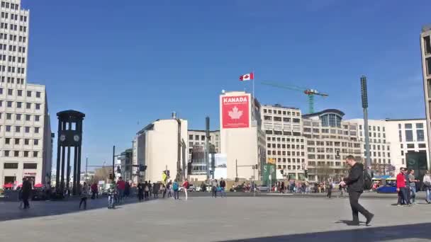 Tid förflutit Pan skott av berömda Potsdamer Platz i Berlin våren — Stockvideo