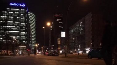 Zaman atlamalı: Potsdamer Platz de Berlin gece trafik