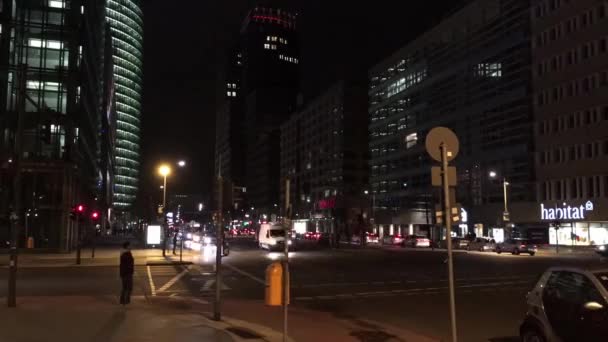 Zeitraffer: Verkehr am Potsdamer Platz in Berlin in der Nacht — Stockvideo