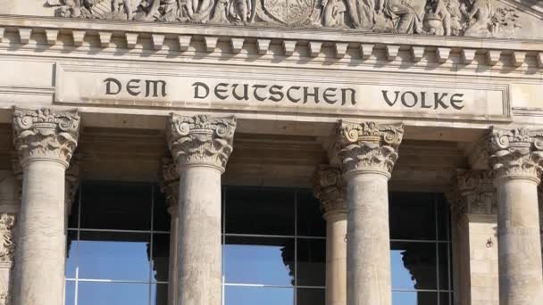 Deutsche Politik: Schwenkaufnahme des Reichstagsgebäudes in Berlin — Stockvideo