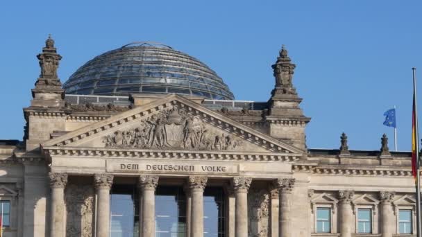 Política Alemã: Pan Shot of The Reichstag Building em Berlim, Alemanha — Vídeo de Stock