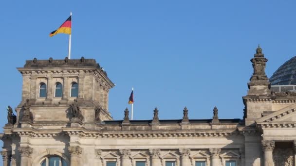 Duitse politiek: Pan Shot van het gebouw van de Rijksdag in Berlijn, Duitsland — Stockvideo