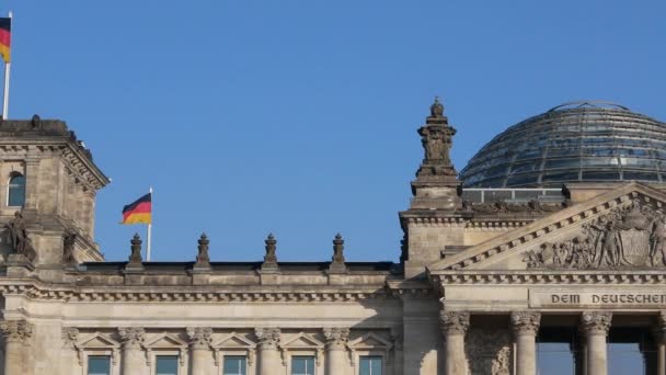 Politica tedesca: Pan Shot dell'edificio del Reichstag a Berlino, Germania — Video Stock