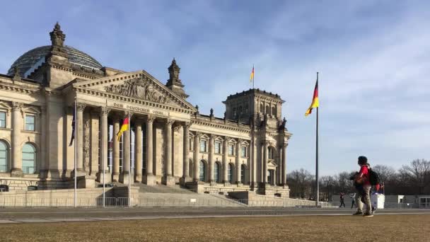 Tidsfördröjning: Turister framför Riksdagshuset i Berlin — Stockvideo