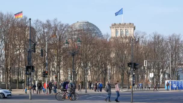 Движение у Бранденбургских ворот со зданием парламента Рейхстага на заднем плане — стоковое видео