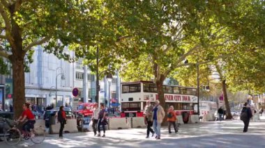 Ünlü Kurfuerstendamm Avenue, Berlin, Almanya sonbaharda turist