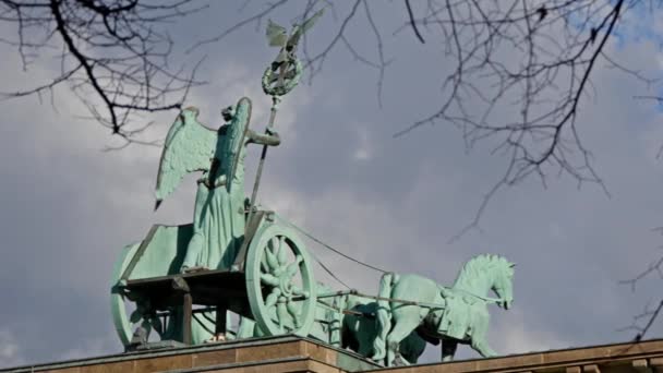 Quadriga av Brandenburger bakom grenar och blad i Berlin — Stockvideo