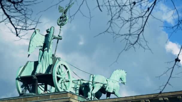 A Quadriga a Brandenburgi kapu mögött ágak és levelek, Berlin — Stock videók