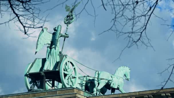 A Quadriga a Brandenburgi kapu mögött ágak és levelek, Berlin, Németország — Stock videók