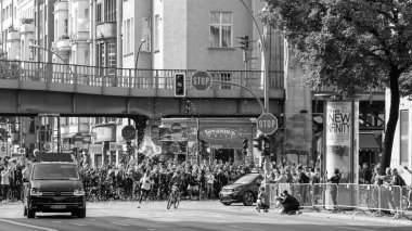 Berlin, Almanya - 16 Eylül 2018: Seyirci Kenyalı uzun mesafe koşucusu Eliud, Berlin, Almanya, siyah beyaz Berlin Maratonu 2018 Dünya rekoru çalışan Kipchoge kutluyor