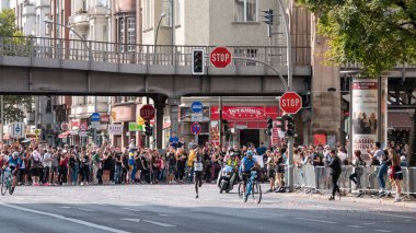 Berlin, Almanya - 16 Eylül 2018: Kalabalık ve Kenyalı uzun mesafe koşucusu Wilson Kipsang Berlin Maratonu 2018, Berlin, Almanya