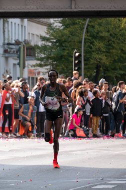 Berlin, Almanya - 16 Eylül 2018: Kenya uzun mesafe koşucusu Edna Kiplagat koşma vasıl Berlin Maratonu 2018, Berlin, Almanya