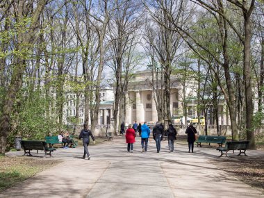 Turist Tiergarten Parkı ile Brandenburg Kapısı içinde geçmiş, Berlin, Almanya