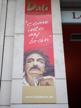 Potsdamer Platz de Berlin de Dali sergi girişinde reklam