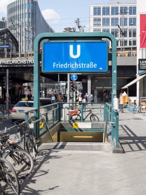 Berlin Friedrichstrasse Metro İstasyonu girişi