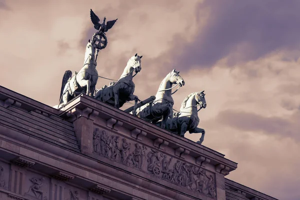 A Quadriga do Portão de Brandemburgo Contra um Céu Nublado Em Berlim, Alemanha — Fotografia de Stock