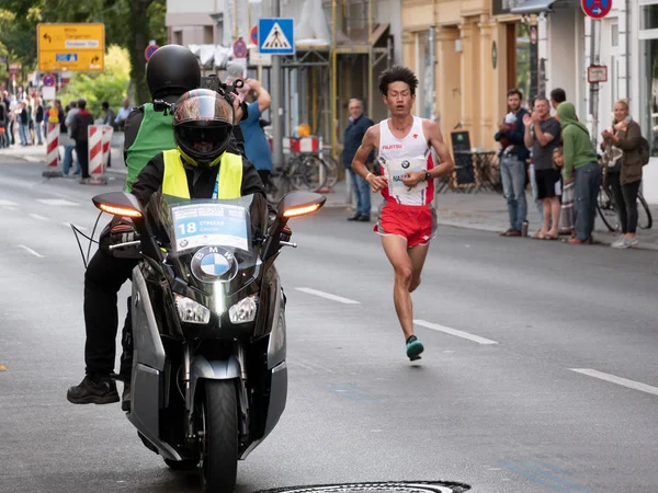 Videografo che filma il corridore giapponese Nakamura alla maratona di Berlino 2018 — Foto Stock