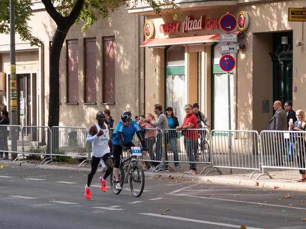 BERLÍN, ALEMANIA - 16 DE SEPTIEMBRE DE 2018: El corredor de larga distancia keniano Eliud Kipchoge alcanza el récord mundial en la Maratón de Berlín 2018 En Berlín, Alemania —  Fotos de Stock