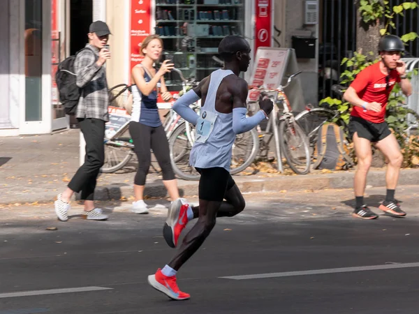 Berlin, Almanya - 16 Eylül 2018: Kenya uzun mesafe koşucusu Eliud Berlin Maratonu 2018, Berlin, Almanya, dünya rekoru çalışan Kipchoge