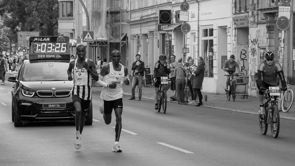 BERLÍN, ALEMANIA - 16 DE SEPTIEMBRE DE 2018: El corredor de larga distancia keniano Eliud Kipchoge alcanza el récord mundial en la Maratón de Berlín 2018 En Berlín, Alemania, Blanco y Negro —  Fotos de Stock