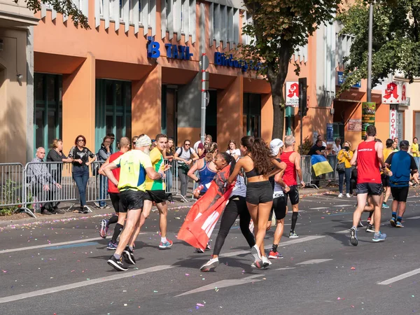 Due giovani donne incoraggiano le runner alla maratona di Berlino 2018 a Berlino, Germania — Foto Stock