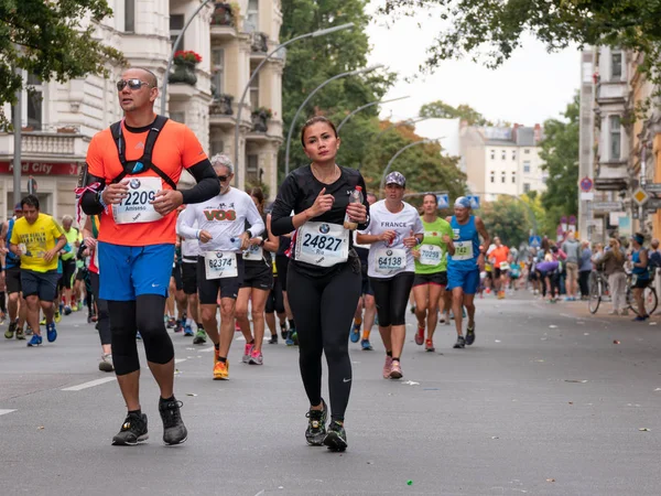 BERLIN, GERMANY - SEPTEMBER 16, 2018: Runners At Berlin Marathon 2018 In Berlin, Germany — Stock Photo, Image