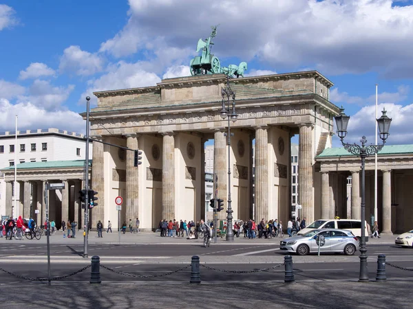 Turisti e traffico alla Porta di Brandeburgo a Berlino, Germania — Foto Stock