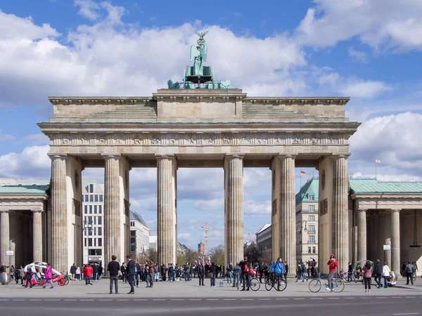 Τουρίστες στην πύλη του Βραδεμβούργου στο Βερολίνο, Γερμανία — Φωτογραφία Αρχείου
