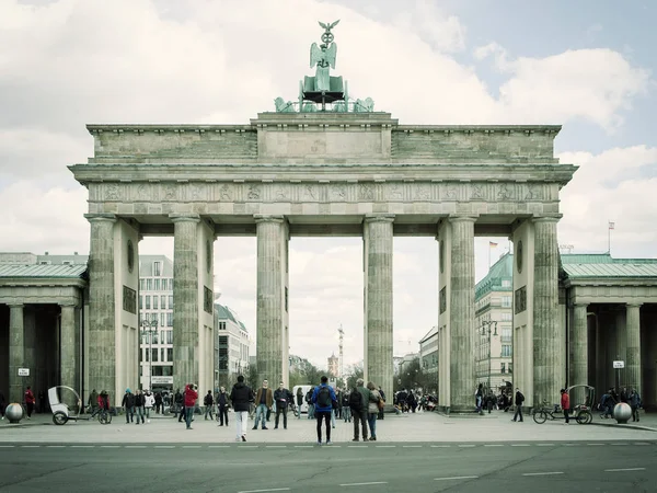 游客在勃兰登堡门在柏林, 德国, 复古风格 — 图库照片