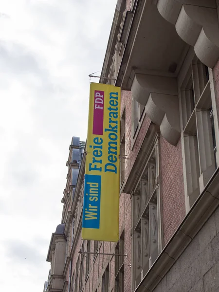 FDP vlajka na národní úřad Hans-Dietrich-Genscher-Haus v Berlíně — Stock fotografie